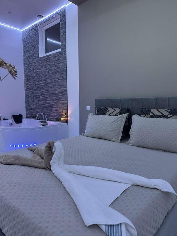 Suite Gold By L Amaryllis I Jacuzzi & Sauna Prive I Centre Beziers Arrivee Autonome Exterior photo