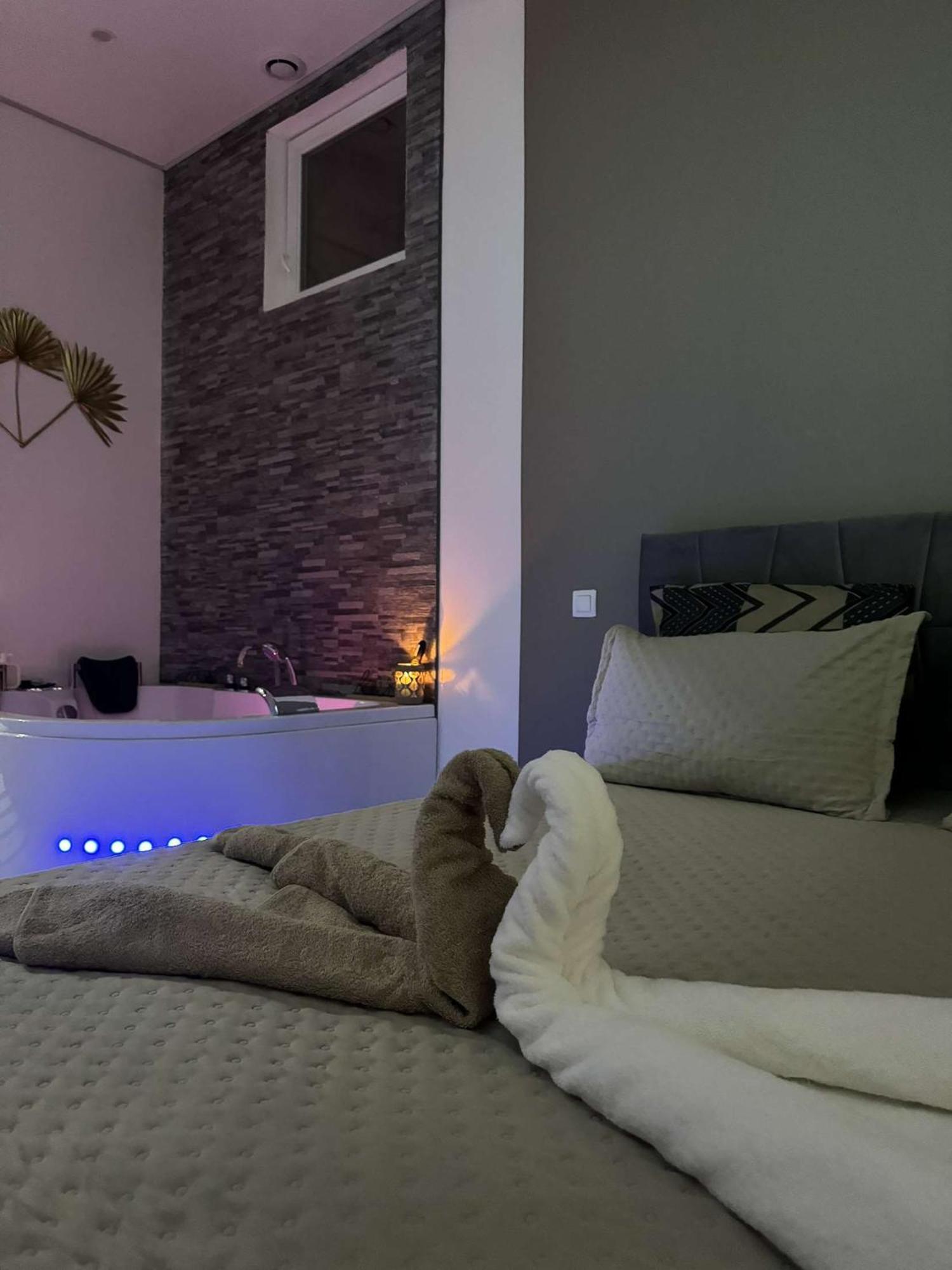 Suite Gold By L Amaryllis I Jacuzzi & Sauna Prive I Centre Beziers Arrivee Autonome Exterior photo