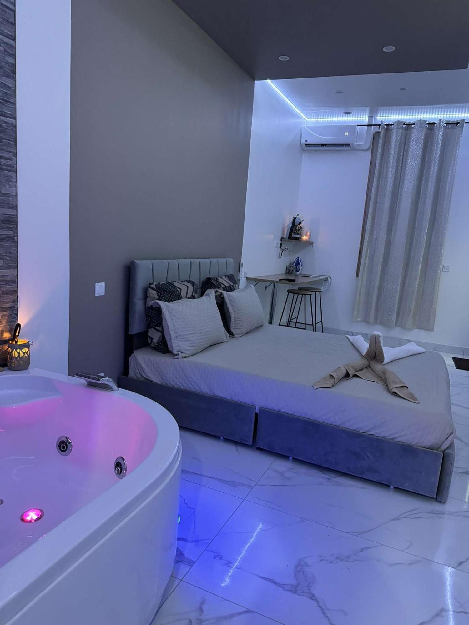 Suite Gold By L Amaryllis I Jacuzzi & Sauna Prive I Centre Beziers Arrivee Autonome Exterior photo