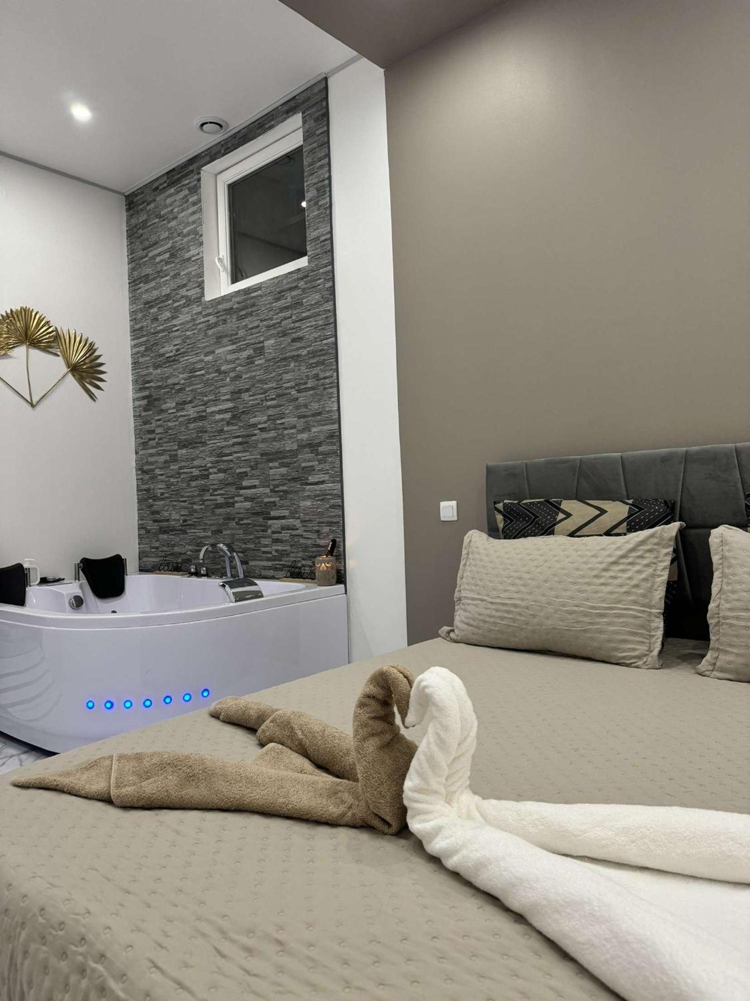 Suite Gold By L Amaryllis I Jacuzzi & Sauna Prive I Centre Beziers Arrivee Autonome Exterior photo