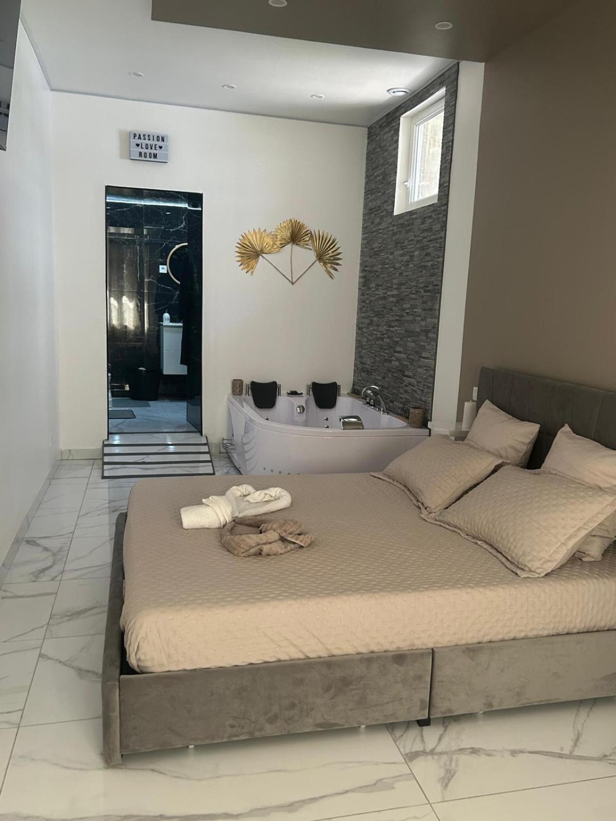 Suite Gold By L Amaryllis I Jacuzzi & Sauna Prive I Centre Beziers Arrivee Autonome Exterior photo