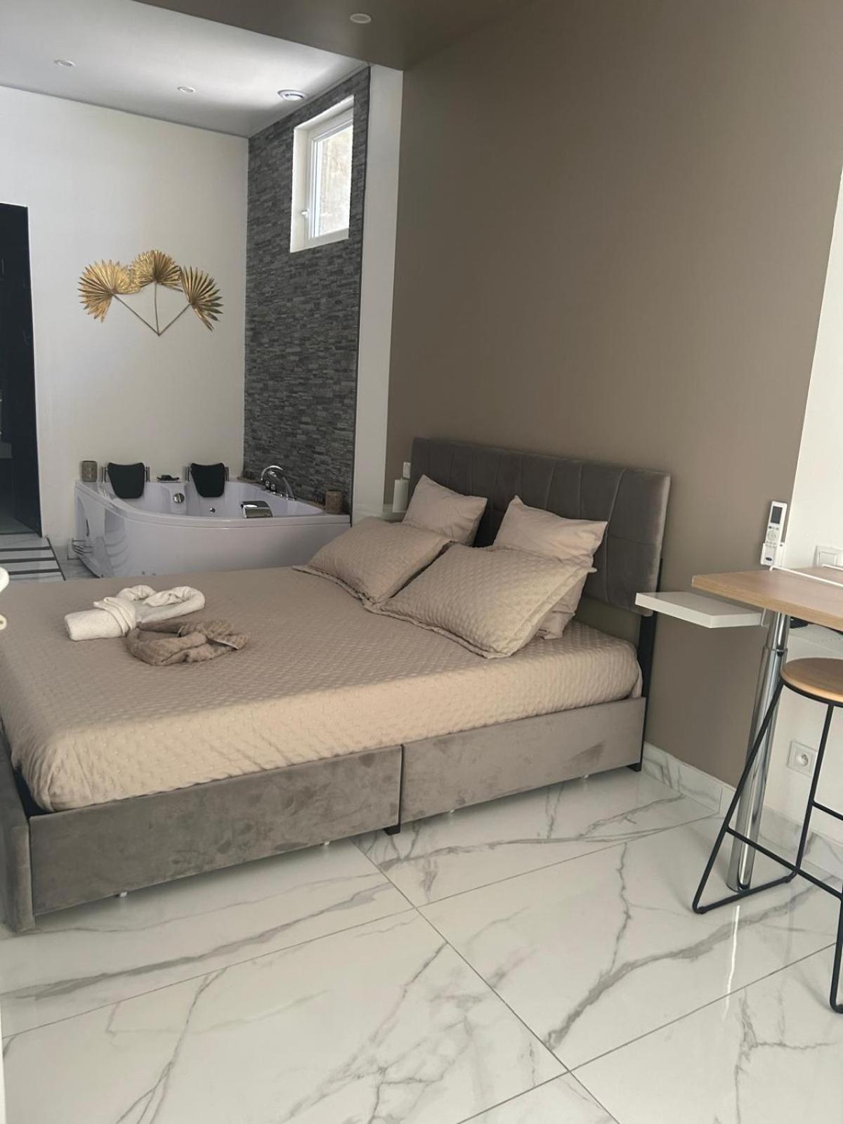 Suite Gold By L Amaryllis I Jacuzzi & Sauna Prive I Centre Beziers Arrivee Autonome Exterior photo